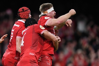 140326 - Wales v Italy - Guinness Men's Six Nations - Aaron Wainwright of Wales scores a try