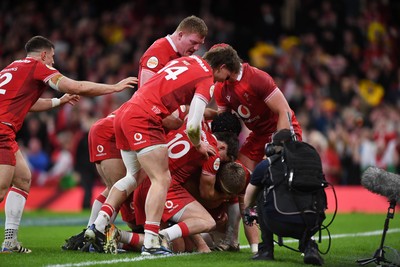 140326 - Wales v Italy - Guinness Men's Six Nations - Aaron Wainwright of Wales scores a try
