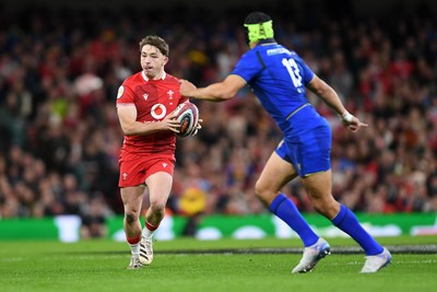 140326 - Wales v Italy - Guinness Men's Six Nations - Dan Edwards of Wales is challenged by Juan Ignacio Brex of Italy
