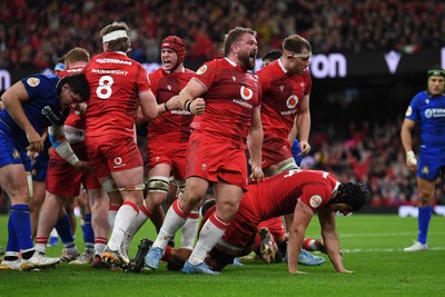 140326 - Wales v Italy - Guinness Men's Six Nations - Wales players celebrate after they power over to score a try