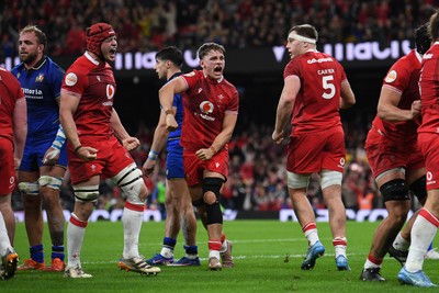 140326 - Wales v Italy - Guinness Men's Six Nations - Wales players celebrate after they power over to score a try