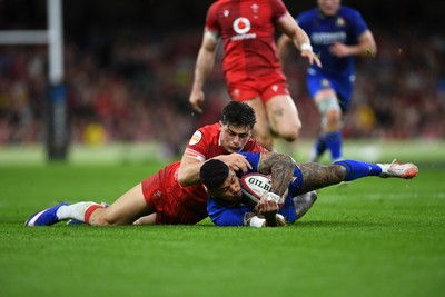 140326 - Wales v Italy - Guinness Men's Six Nations - Louis Rees-Zammit of Wales is challenged by Monty Ioane of Italy