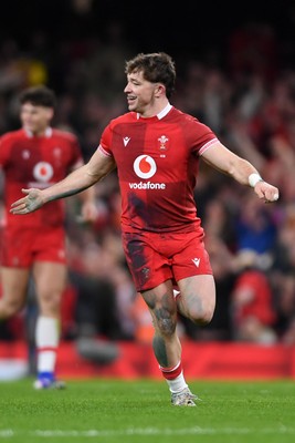 140326 - Wales v Italy - Guinness Men's Six Nations - Dan Edwards of Wales celebrates with team mates after kicking the ball to score a drop goal