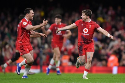 140326 - Wales v Italy - Guinness Men's Six Nations - Dan Edwards of Wales celebrates with team mates after kicking the ball to score a drop goal