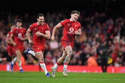 140326 - Wales v Italy - Guinness Men's Six Nations - Dan Edwards of Wales celebrates with team mates after kicking the ball to score a drop goal