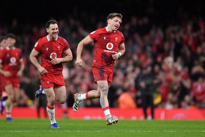 140326 - Wales v Italy - Guinness Men's Six Nations - Dan Edwards of Wales celebrates with team mates after kicking the ball to score a drop goal