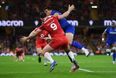 140326 - Wales v Italy - Guinness Men's Six Nations - Lorenzo Cannone of Italy attempts to run in to score a try but is held by Tomos Williams of Wales