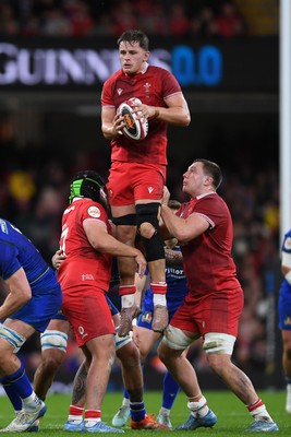 140326 - Wales v Italy - Guinness Men's Six Nations - Alex Mann of Wales of Wales wins the line-out