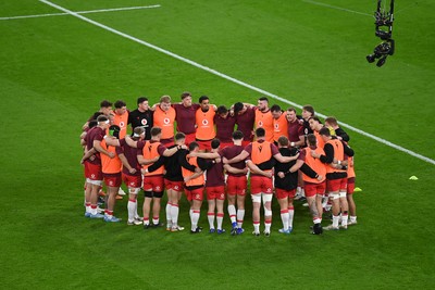 140326 - Wales v Italy - Guinness Men's Six Nations - Wales huddle