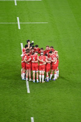 140326 - Wales v Italy - Guinness Men's Six Nations - Wales huddle