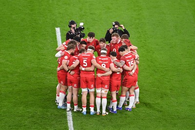140326 - Wales v Italy - Guinness Men's Six Nations - Wales huddle