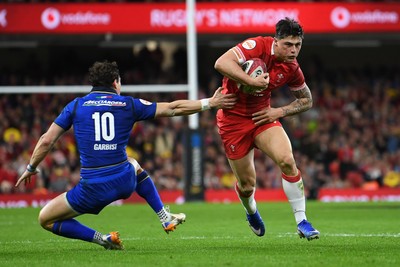 140326 - Wales v Italy - Guinness Men's Six Nations - Louis Rees-Zammit of Wales is challenged by Paolo Garbisi of Italy