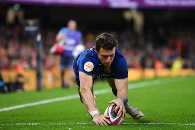 140326 - Wales v Italy - Guinness Men's Six Nations - Dan Edwards of Wales scores a try