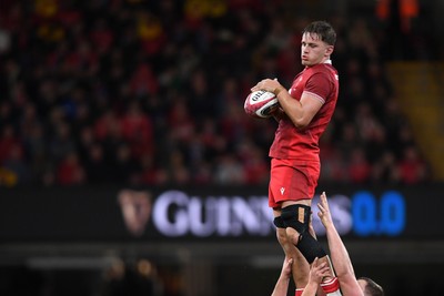 140326 - Wales v Italy - Guinness Men's Six Nations - Alex Mann of Wales wins the line-out 