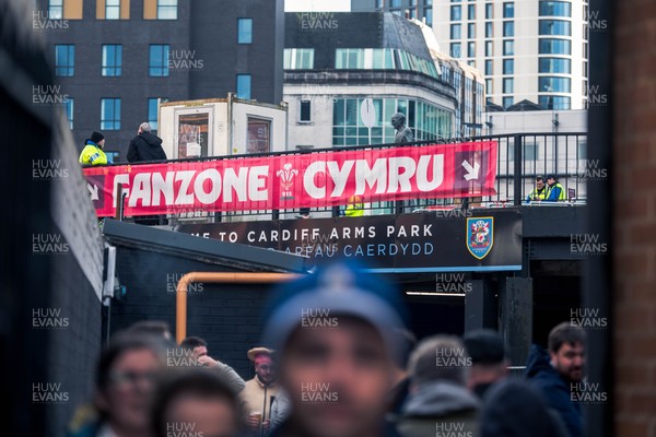 140326 - Wales v Italy - Guinness Six Nations - Fans Ahead of the game 
