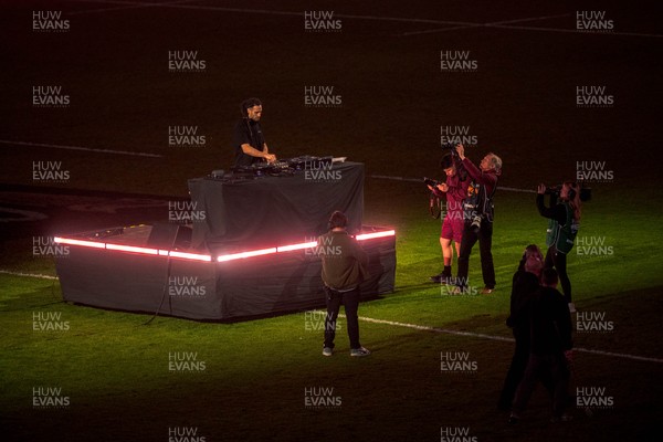 140326 - Wales v Italy - Guinness Six Nations - Fans During the Game
