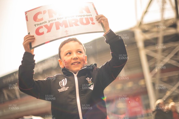 140326 - Wales v Italy - Guinness Six Nations - Fans Ahead of the game 