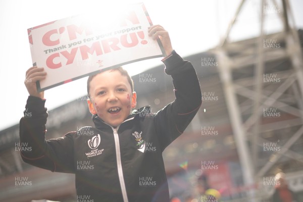 140326 - Wales v Italy - Guinness Six Nations - Fans Ahead of the game 
