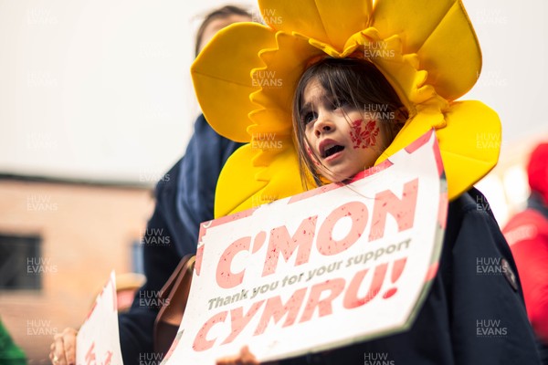 140326 - Wales v Italy - Guinness Six Nations - Fans Ahead of the game 
