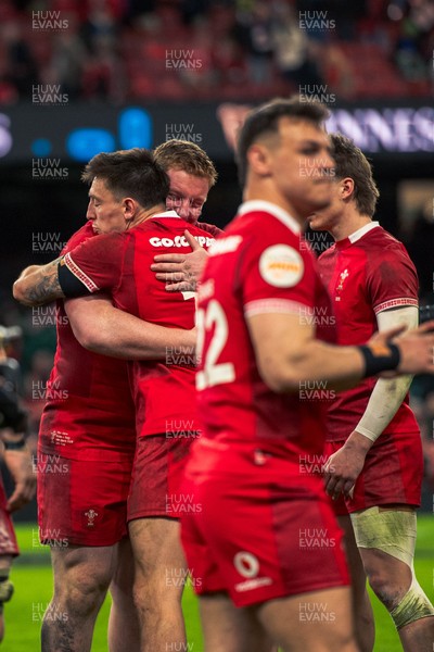 140326 - Wales v Italy - Guinness Six Nations - Players celebrate after the game 