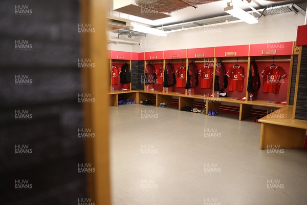 140326 - Wales v Italy - Guinness Six Nations Championship - Wales dressing room before the game