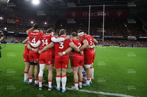140326 - Wales v Italy - Guinness Six Nations Championship - Wales team huddle