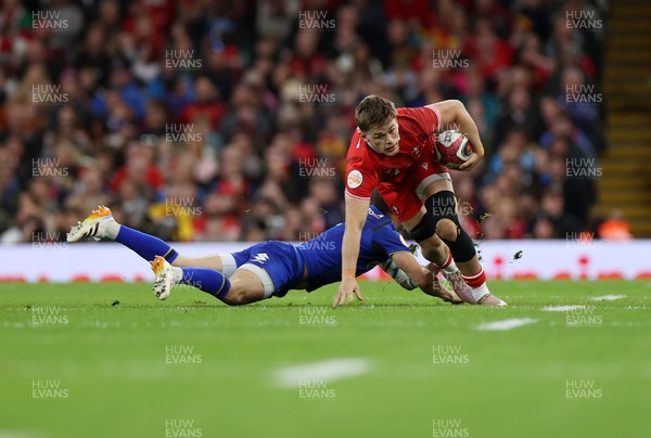 140326 - Wales v Italy - Guinness Six Nations Championship - Alex Mann of Wales is tackled by Alessandro Fusco of Italy 