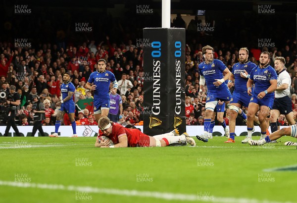 140326 - Wales v Italy - Guinness Six Nations Championship - Aaron Wainwright of Wales scores a try