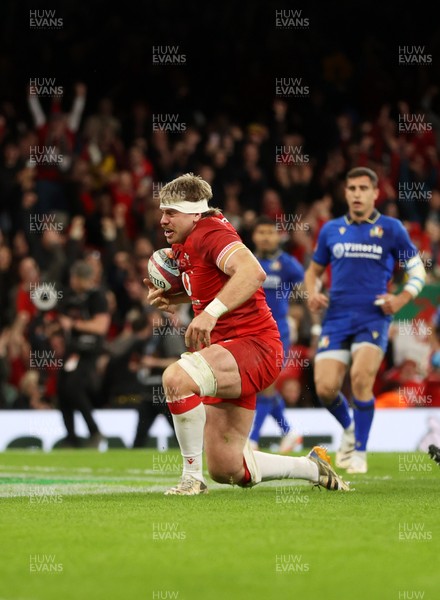140326 - Wales v Italy - Guinness Six Nations Championship - Aaron Wainwright of Wales celebrates scoring a try with team mates