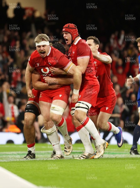 140326 - Wales v Italy - Guinness Six Nations Championship - Aaron Wainwright of Wales celebrates scoring a try with team mates