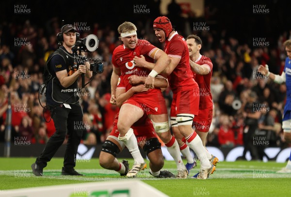 140326 - Wales v Italy - Guinness Six Nations Championship - Aaron Wainwright of Wales celebrates scoring a try with team mates