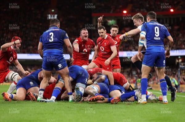 140326 - Wales v Italy - Guinness Six Nations Championship - Aaron Wainwright of Wales scores a try