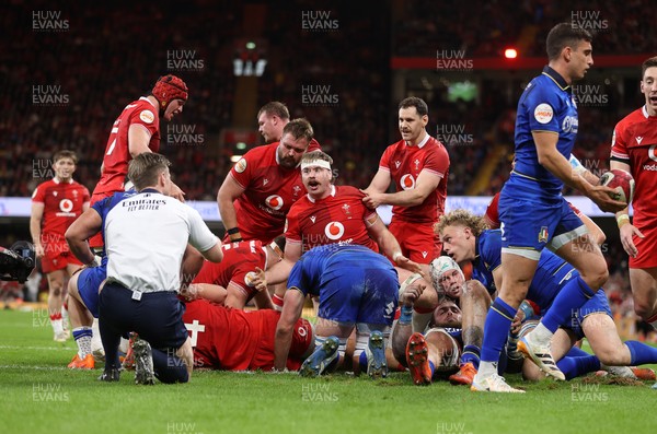 140326 - Wales v Italy - Guinness Six Nations Championship - Aaron Wainwright of Wales scores a try