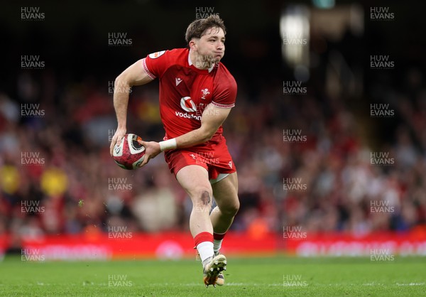 140326 - Wales v Italy - Guinness Six Nations Championship - Dan Edwards of Wales 