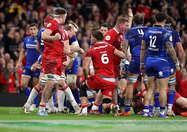 140326 - Wales v Italy - Guinness Six Nations Championship - Wales push over for Dewi Lake of Wales to score a try