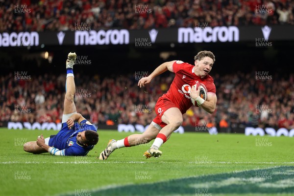140326 - Wales v Italy - Guinness Six Nations Championship - Dan Edwards of Wales runs in to score a try
