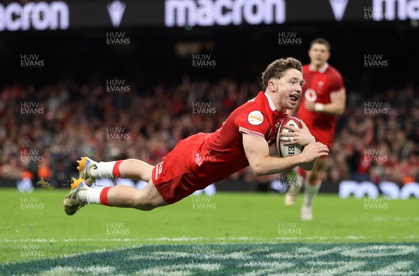 140326 - Wales v Italy - Guinness Six Nations Championship - Dan Edwards of Wales dives over the line to score a try