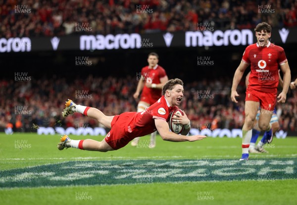 140326 - Wales v Italy - Guinness Six Nations Championship - Dan Edwards of Wales dives over the line to score a try