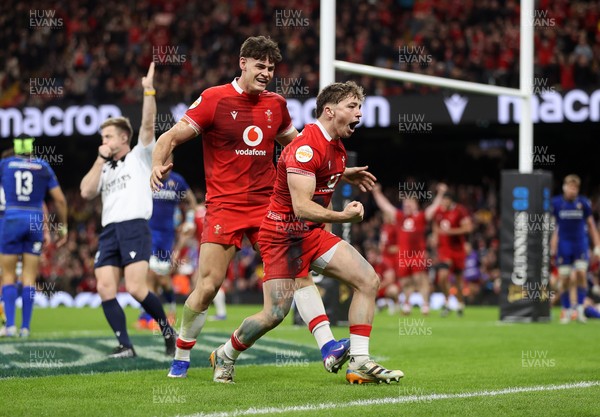 140326 - Wales v Italy - Guinness Six Nations Championship - Dan Edwards of Wales celebrates scoring a try with team mates