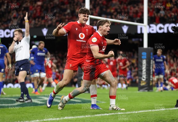 140326 - Wales v Italy - Guinness Six Nations Championship - Dan Edwards of Wales celebrates scoring a try with team mates