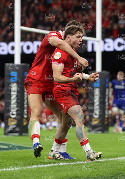 140326 - Wales v Italy - Guinness Six Nations Championship - Dan Edwards of Wales celebrates scoring a try with team mates