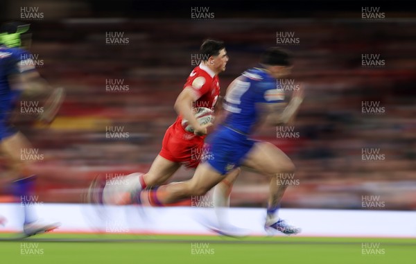 140326 - Wales v Italy - Guinness Six Nations Championship - Louis Rees-Zammit of Wales makes a break