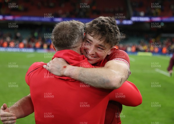 140326 - Wales v Italy - Guinness Six Nations Championship - Dan Edwards of Wales celebrates at full time