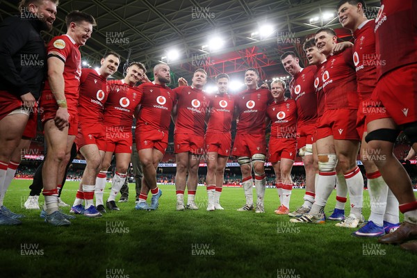 140326 - Wales v Italy - Guinness Six Nations Championship - Wales team huddle at full time