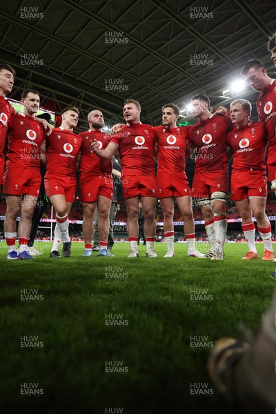 140326 - Wales v Italy - Guinness Six Nations Championship - Wales team huddle at full time