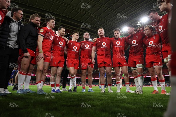 140326 - Wales v Italy - Guinness Six Nations Championship - Wales team huddle at full time