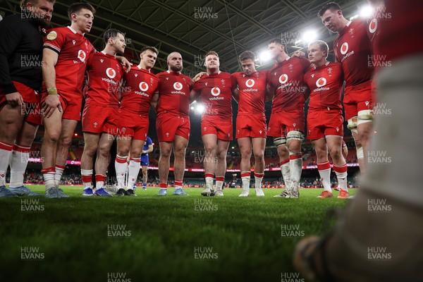 140326 - Wales v Italy - Guinness Six Nations Championship - Wales team huddle at full time