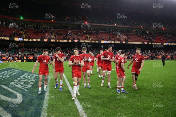 140326 - Wales v Italy - Guinness Six Nations Championship - Wales thank the fans