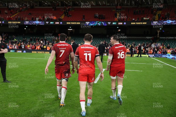 140326 - Wales v Italy - Guinness Six Nations Championship - Wales thank the fans