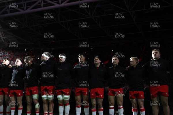 140326 - Wales v Italy - Guinness Six Nations Championship - Wales sing the anthem